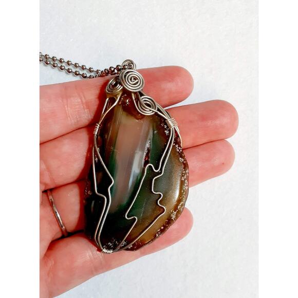 Green & White Agate Slice Necklace - Handmade - Picture 2 of 5